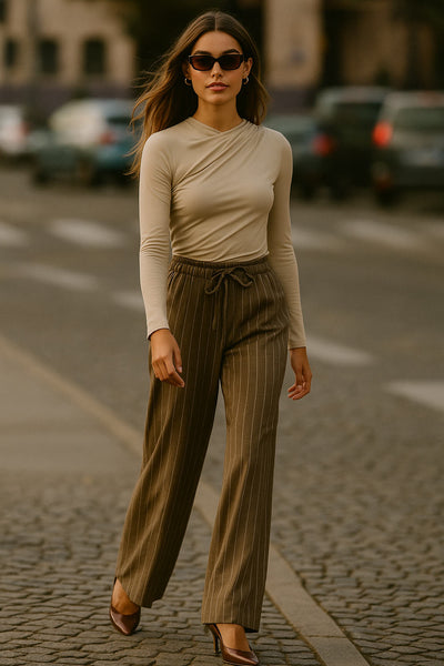 Top básico de fit ajustado, manga larga y cuello redondo con plisados decorativos en hombro.