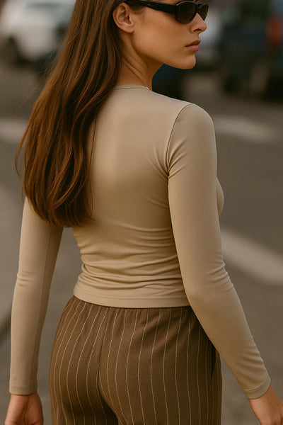 Top básico de fit ajustado, manga larga y cuello redondo con plisados decorativos en hombro.