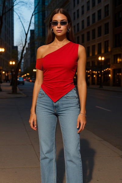 Top ajustado satinado asimétrico de escote diagonal, una manga corta seguida con hombro descubierto, plisados en hombro y bajo frontal asimétrico. Detalle de plisados en costados.