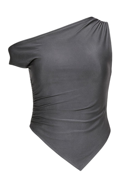 Top ajustado satinado asimétrico de escote diagonal, una manga corta seguida con hombro descubierto, plisados en hombro y bajo frontal asimétrico. Detalle de plisados en costados.