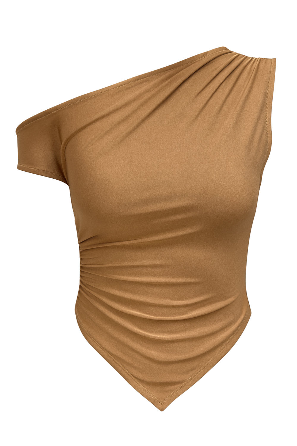 Top ajustado satinado asimétrico de escote diagonal, una manga corta seguida con hombro descubierto, plisados en hombro y bajo frontal asimétrico. Detalle de plisados en costados.