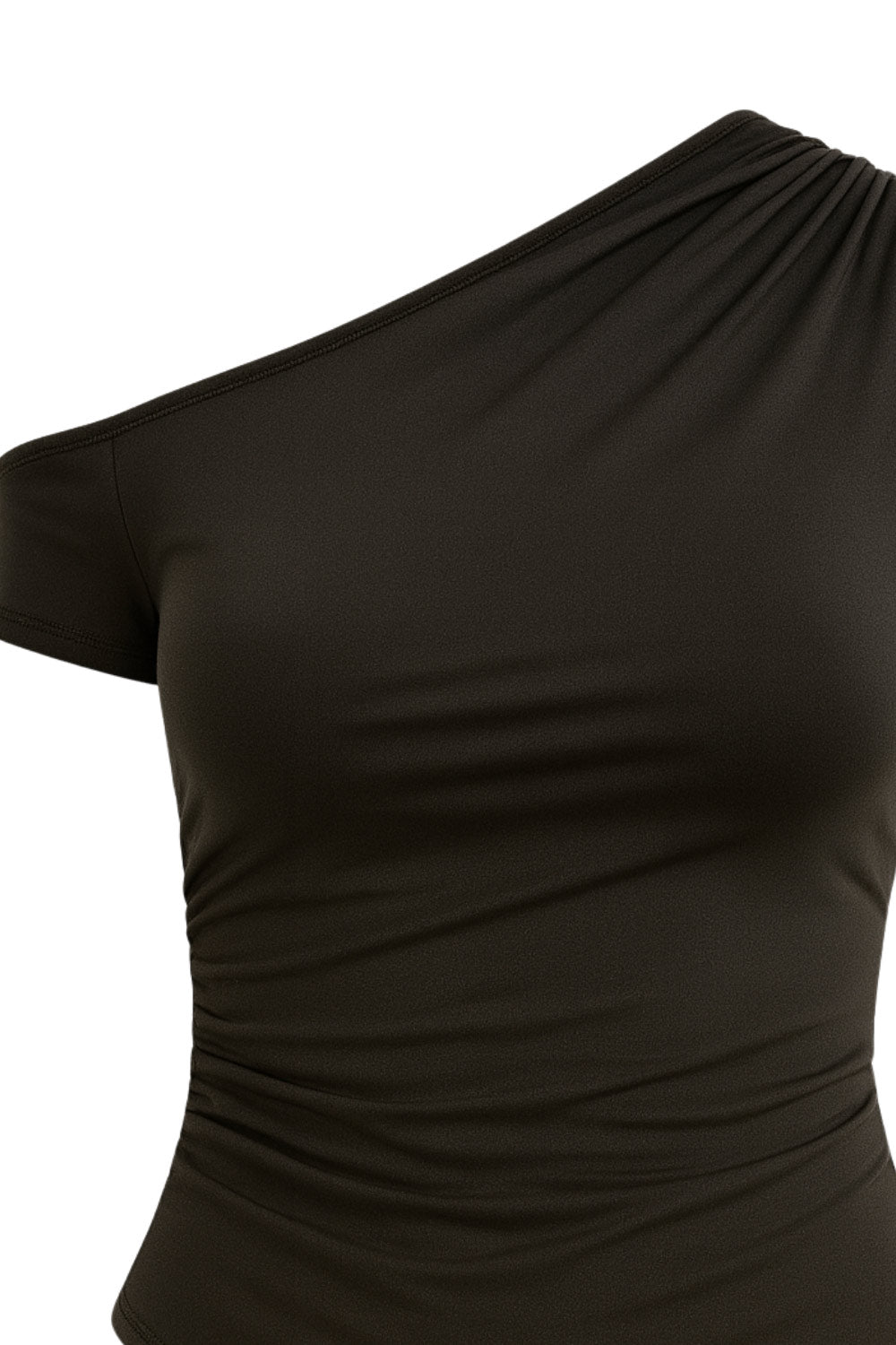 Top ajustado satinado asimétrico de escote diagonal, una manga corta seguida con hombro descubierto, plisados en hombro y bajo frontal asimétrico. Detalle de plisados en costados.