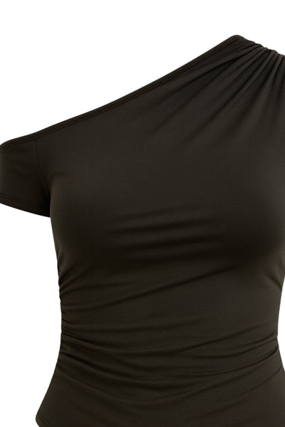 Top ajustado satinado asimétrico de escote diagonal, una manga corta seguida con hombro descubierto, plisados en hombro y bajo frontal asimétrico. Detalle de plisados en costados.