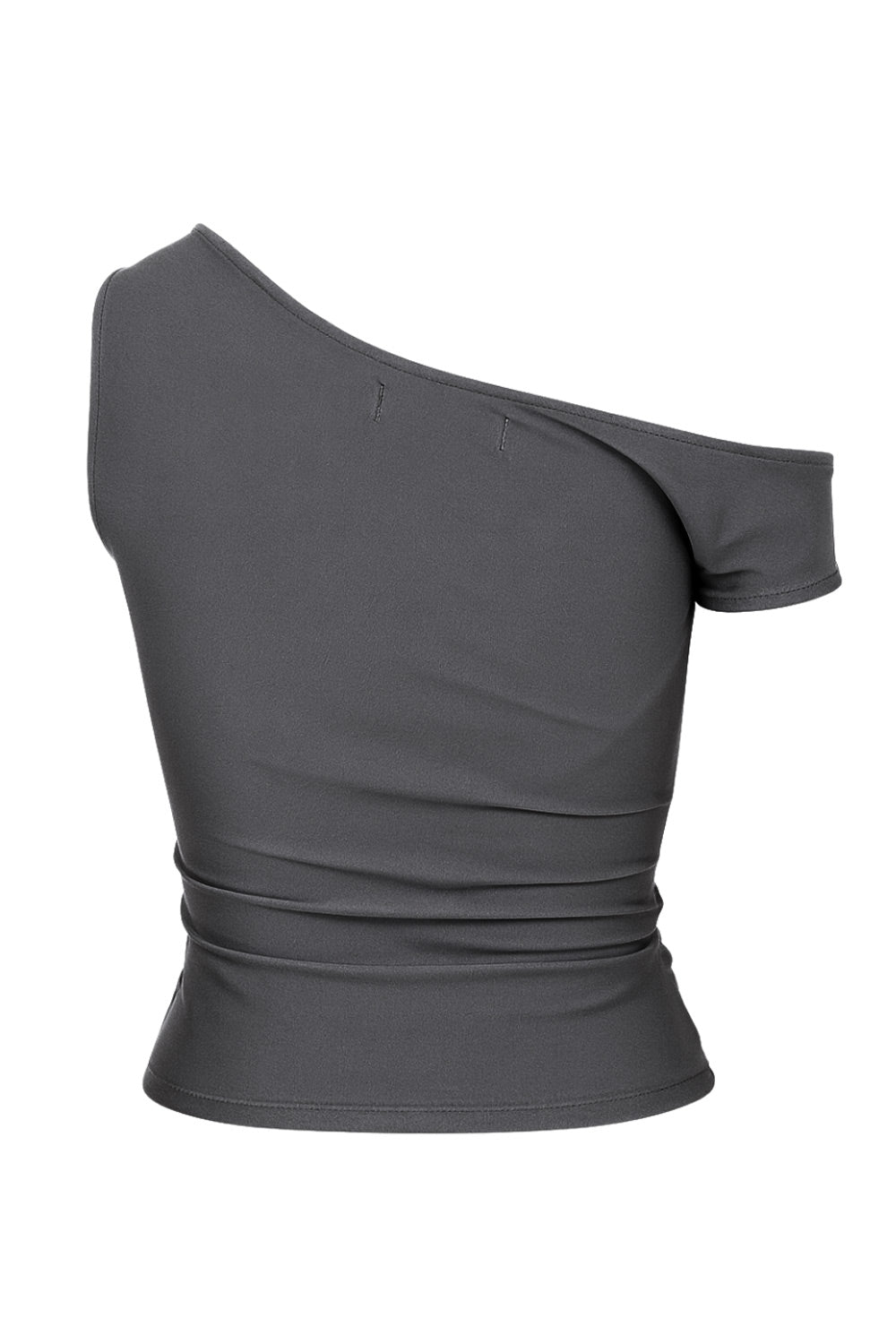 Top ajustado satinado asimétrico de escote diagonal, una manga corta seguida con hombro descubierto, plisados en hombro y bajo frontal asimétrico. Detalle de plisados en costados.