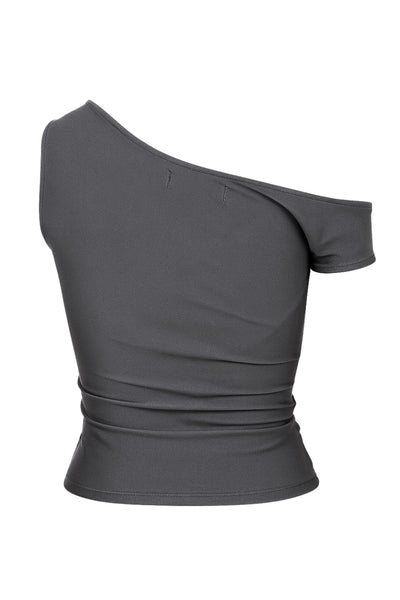 Top ajustado satinado asimétrico de escote diagonal, una manga corta seguida con hombro descubierto, plisados en hombro y bajo frontal asimétrico. Detalle de plisados en costados.