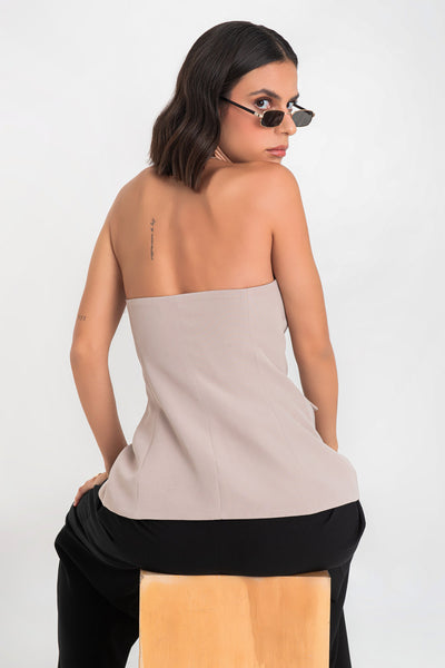 Top strapless de fit ajustado, corte en a, escote recto, bolsillos decorativos frontales con cartera y cierre frontal con hilera de botones en contraste.