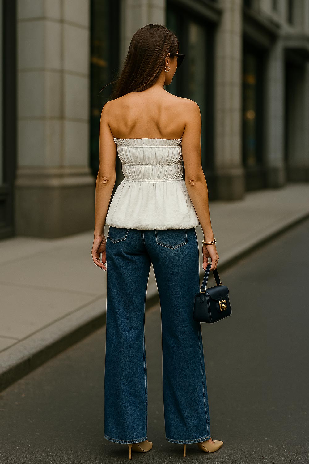 Top strapless con peplum globo, fit ajustado, escote recto con rib elástico y olanes en borde, plisados con rib elástico en cintura y bajo con acabado en volumen.