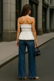 Top strapless con peplum globo, fit ajustado, escote recto con rib elástico y olanes en borde, plisados con rib elástico en cintura y bajo con acabado en volumen.
