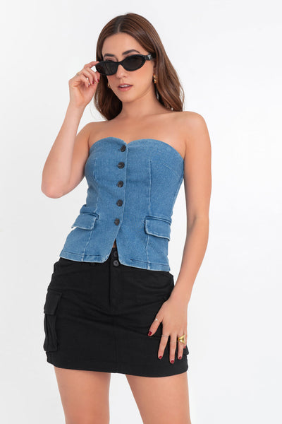 Top strapless de denim, fit ajustado, escote corazón, bolsillos frontales decorativos con cartera, pinzas frontales, detalle de bajo curveado y cierre con hilera de botones en contraste.