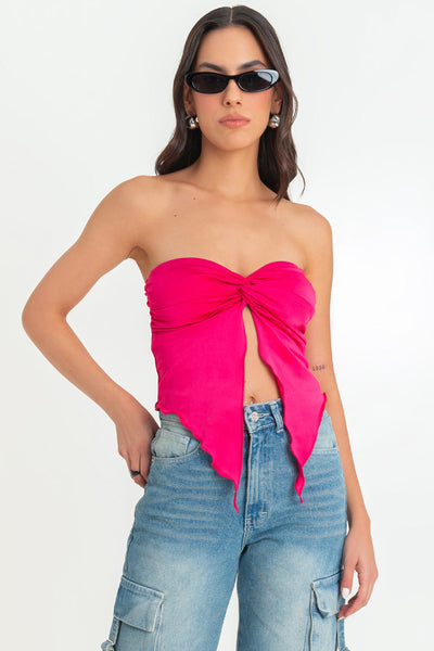 Top strapless satinado de escote corazón con nudo, plisados decorativos en costados y abertura frontal con bajo asimétrico. Rib rizado en borde de bajo.