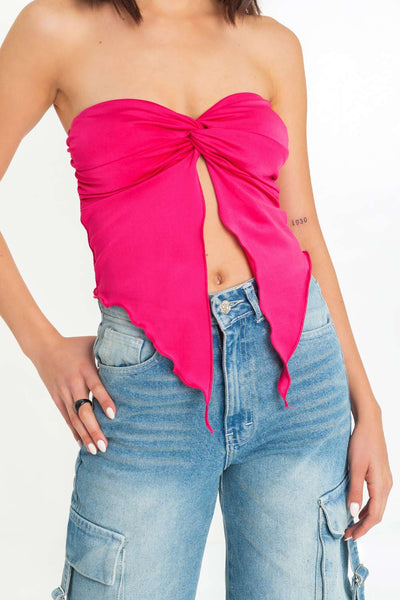 Top strapless satinado de escote corazón con nudo, plisados decorativos en costados y abertura frontal con bajo asimétrico. Rib rizado en borde de bajo.