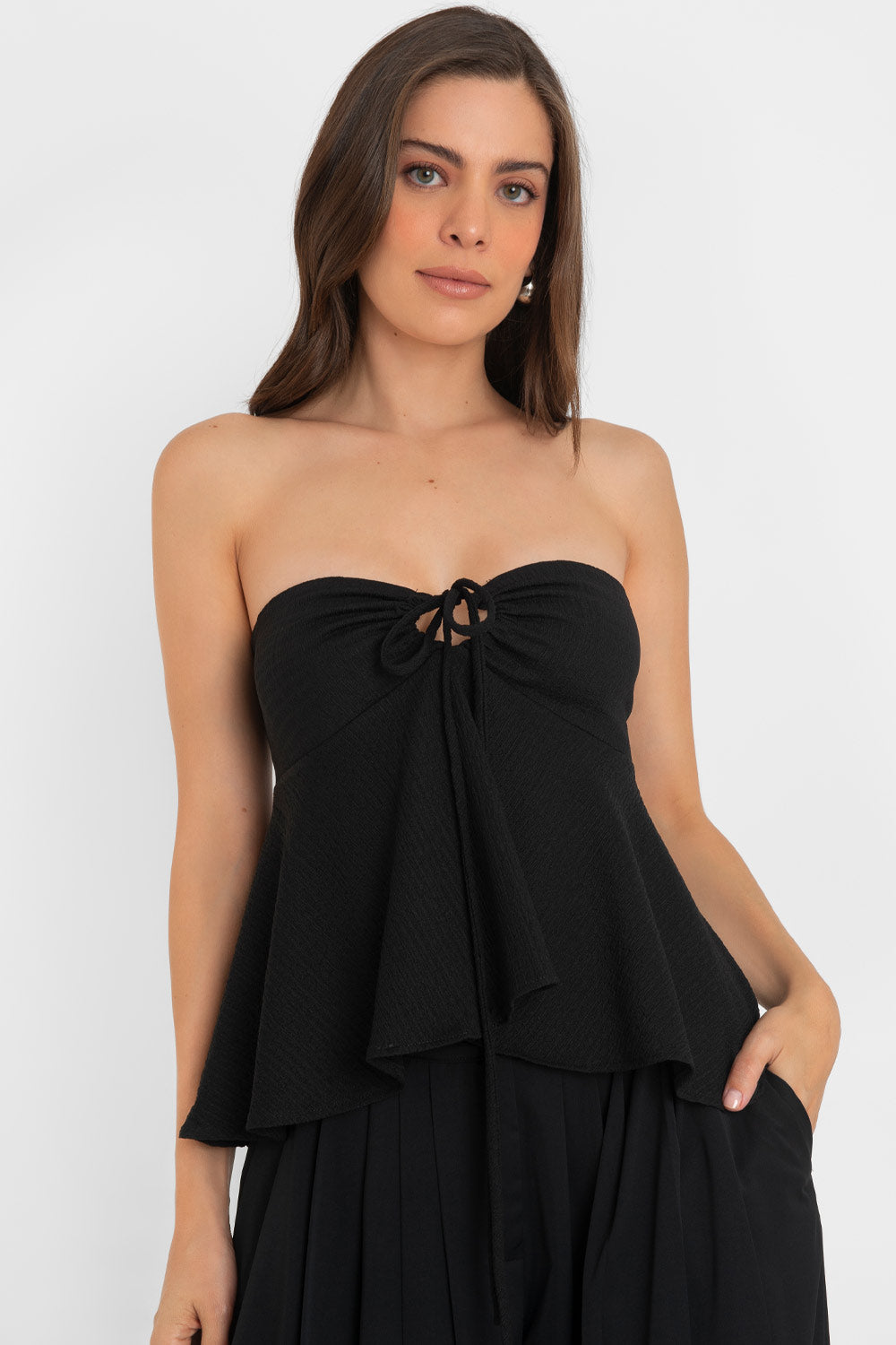 Top corto strapless de escote corazón con jareta ajustable y plisados frontales. Detalle de peplum con olanes y fruncido en espalda.