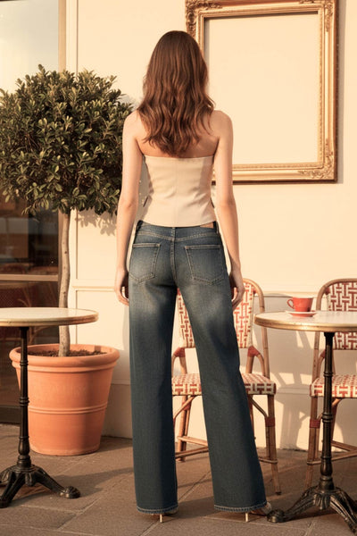 Top tubo de fit ajustado, strapless, escote corazón, bolsillos decorativos frontales con cartera y cierre frontal con hilera de botones en contraste.