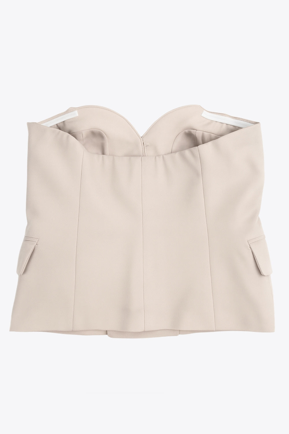 Top tubo de fit ajustado, strapless, escote corazón, bolsillos decorativos frontales con cartera y cierre frontal con hilera de botones en contraste.