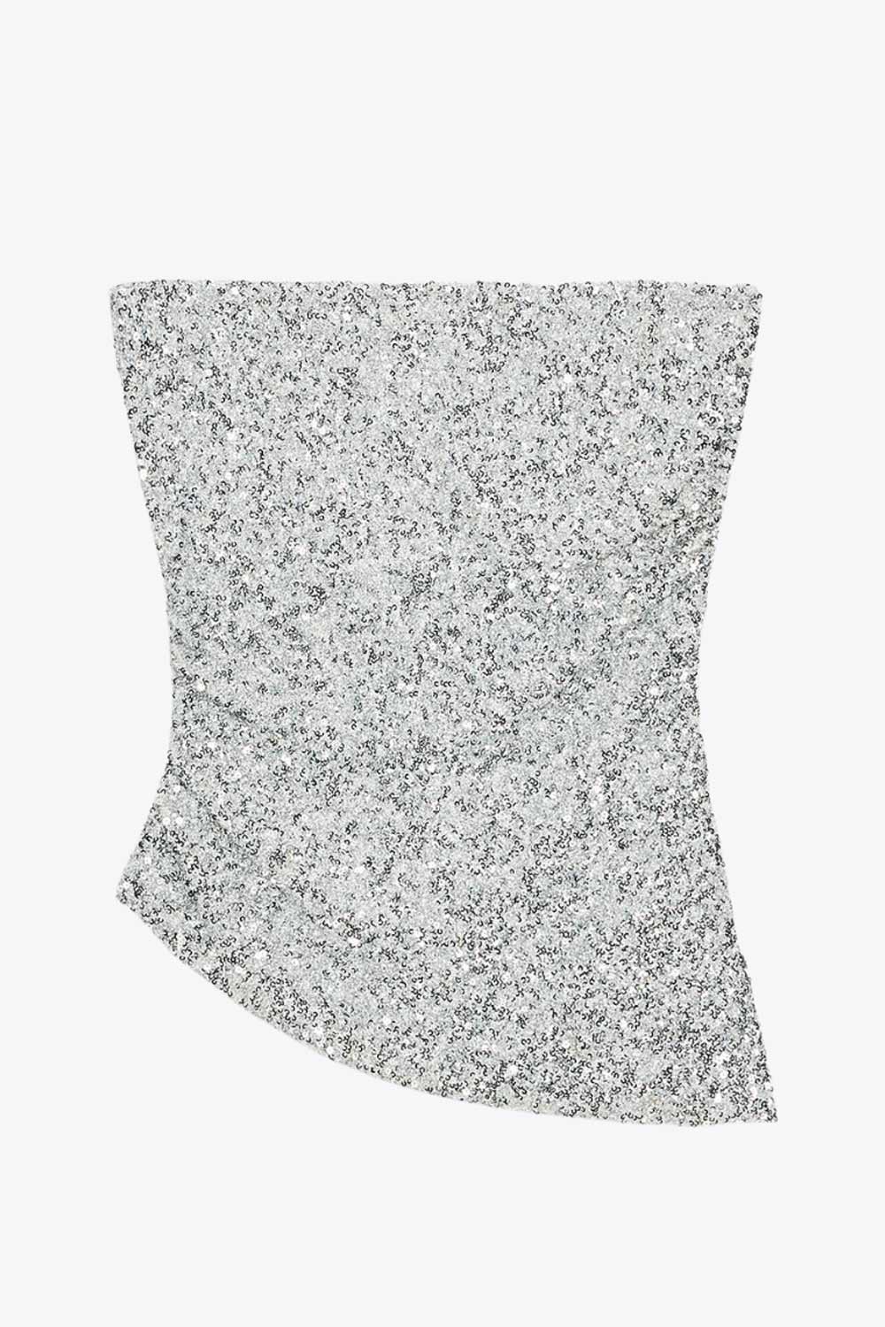 Top tubo de lentejuelas, fit ajustado, escote recto, plisados en costado y bajo diagonal asimétrico.