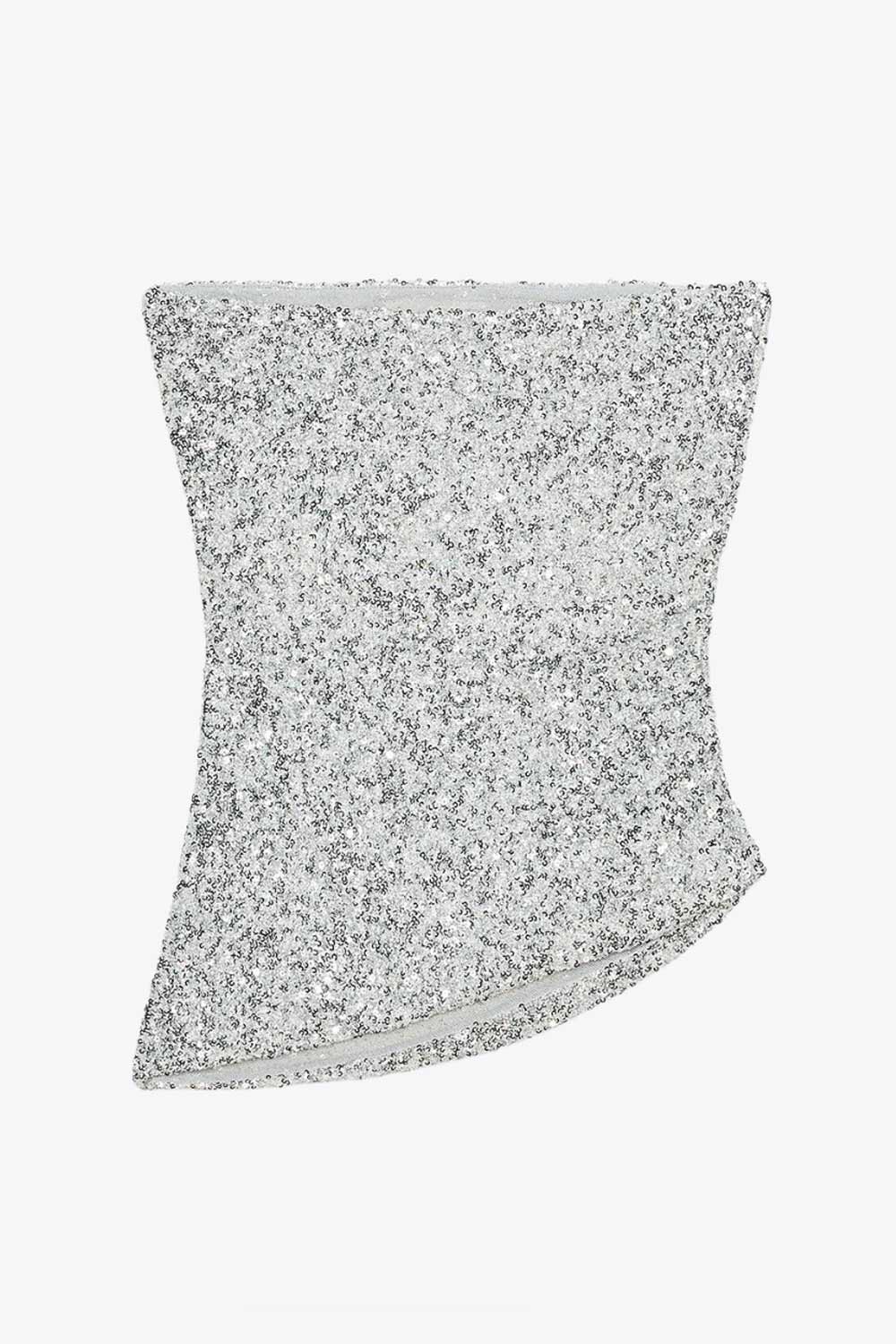 Top tubo de lentejuelas, fit ajustado, escote recto, plisados en costado y bajo diagonal asimétrico.