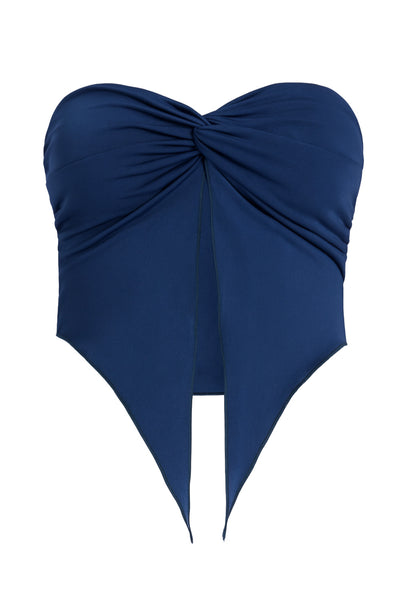 Top strapless satinado de escote corazón con nudo, plisados decorativos en costados y abertura frontal con bajo asimétrico. Rib rizado en borde de bajo.