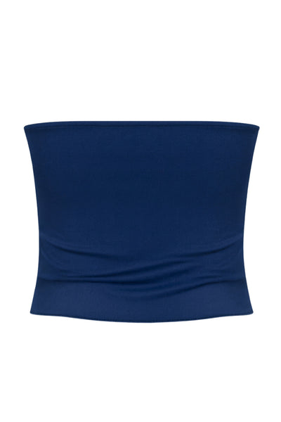 Top strapless satinado de escote corazón con nudo, plisados decorativos en costados y abertura frontal con bajo asimétrico. Rib rizado en borde de bajo.