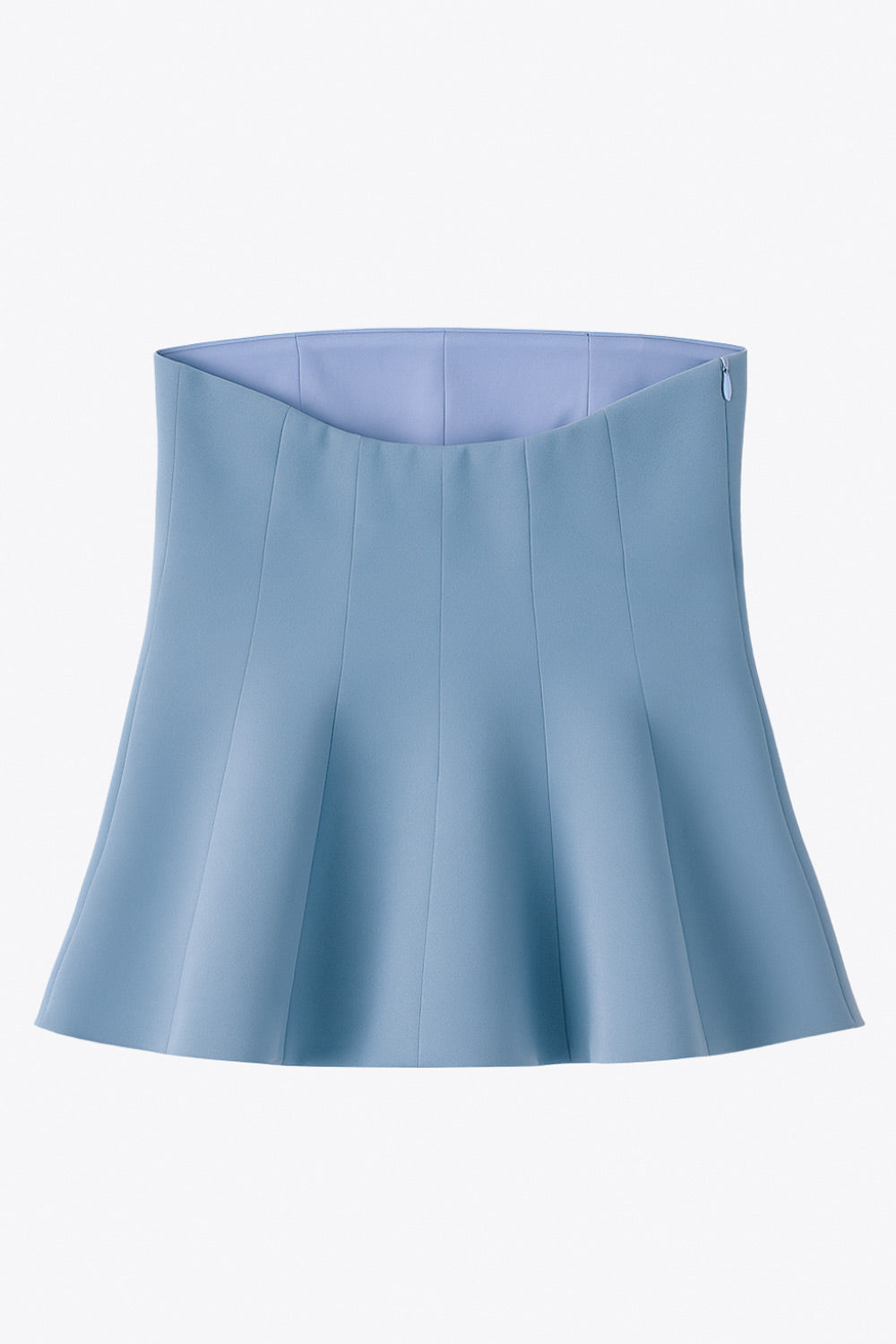 Top strapless de fit ajustado, escote recto, costuras decorativas y peplum con olanes. Cierre lateral con cremallera oculta.