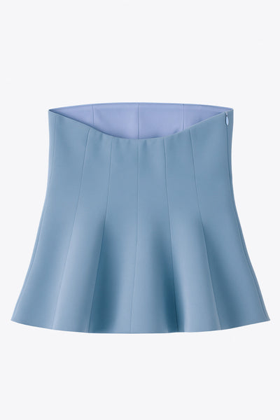 Top strapless de fit ajustado, escote recto, costuras decorativas y peplum con olanes. Cierre lateral con cremallera oculta.