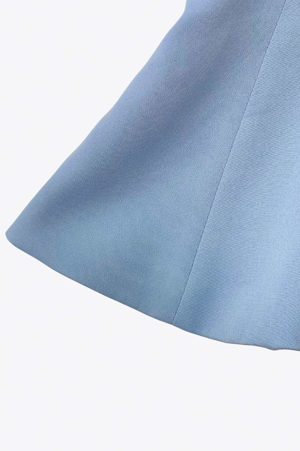 Top strapless de fit ajustado, escote recto, costuras decorativas y peplum con olanes. Cierre lateral con cremallera oculta.