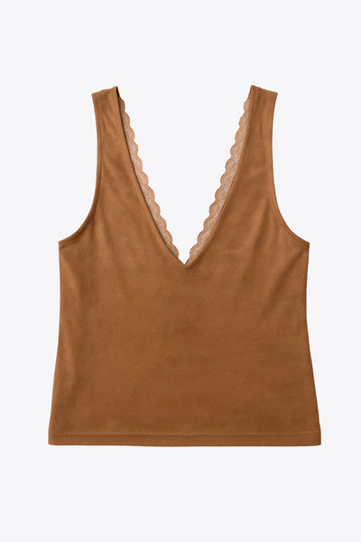 Top de gamuza, fit ajustado, escote v con encaje en bordes, sin mangas y cortes frontales decorativos con plisados.