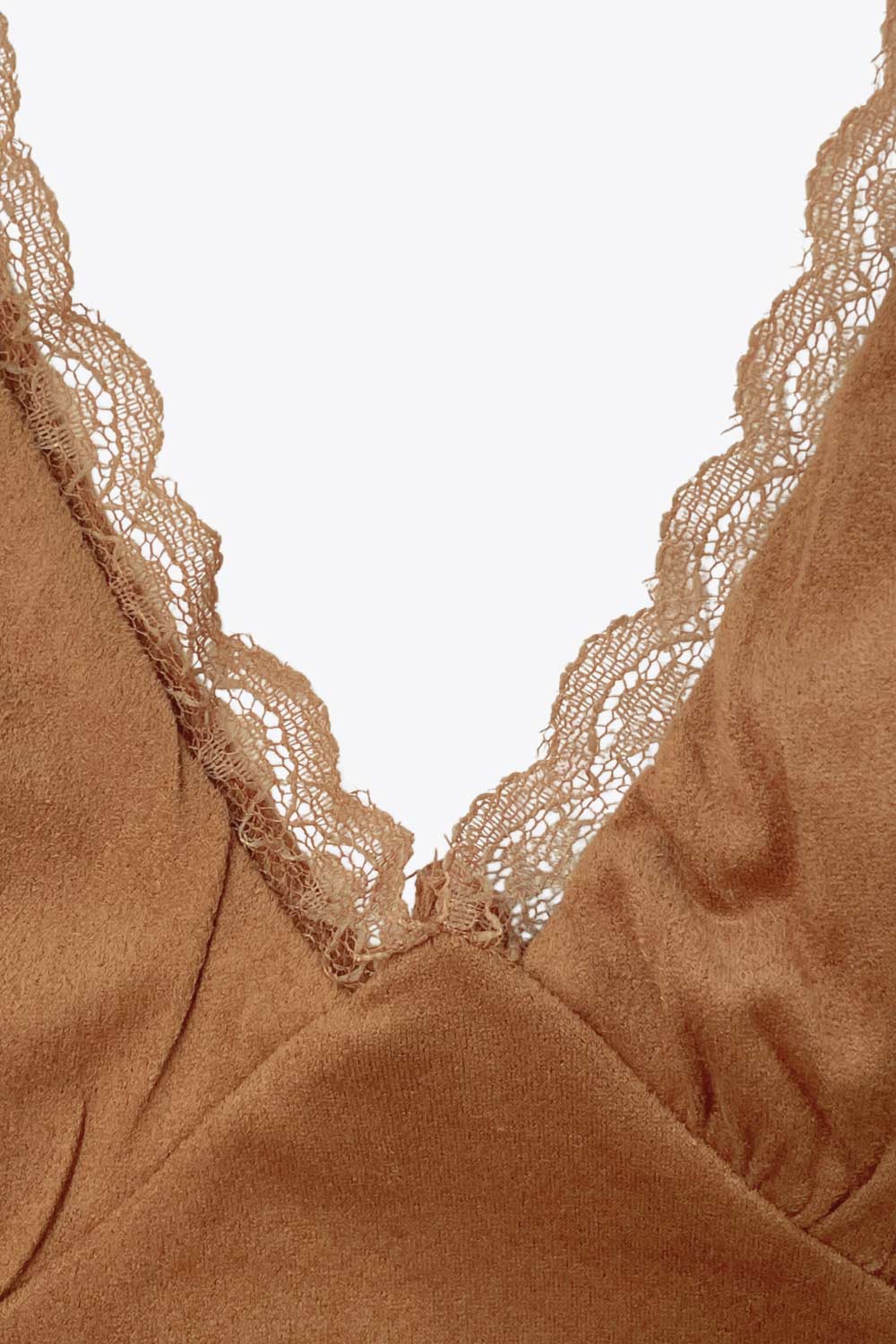 Top de gamuza, fit ajustado, escote v con encaje en bordes, sin mangas y cortes frontales decorativos con plisados.