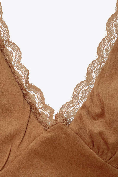 Top de gamuza, fit ajustado, escote v con encaje en bordes, sin mangas y cortes frontales decorativos con plisados.