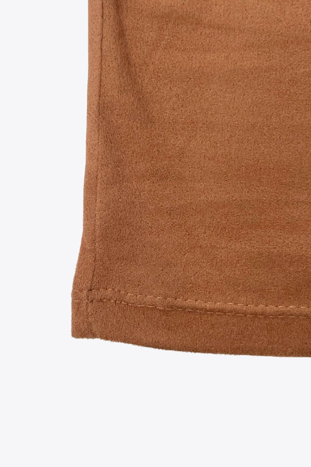 Top de gamuza, fit ajustado, escote v con encaje en bordes, sin mangas y cortes frontales decorativos con plisados.