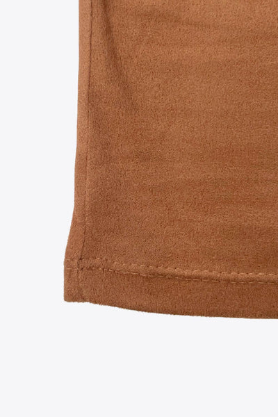 Top de gamuza, fit ajustado, escote v con encaje en bordes, sin mangas y cortes frontales decorativos con plisados.