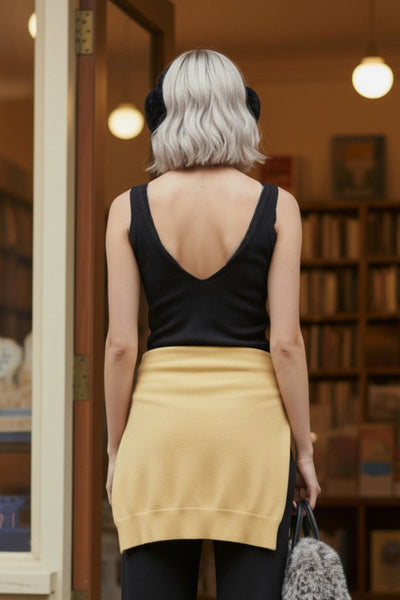 Top de fit ajustado, escote v con encaje en bordes, cortes frontales decorativos con plisados, sin mangas y detalle de textura en tejido.