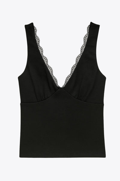 Top de fit ajustado, escote v con encaje en bordes, cortes frontales decorativos con plisados, sin mangas y detalle de textura en tejido.