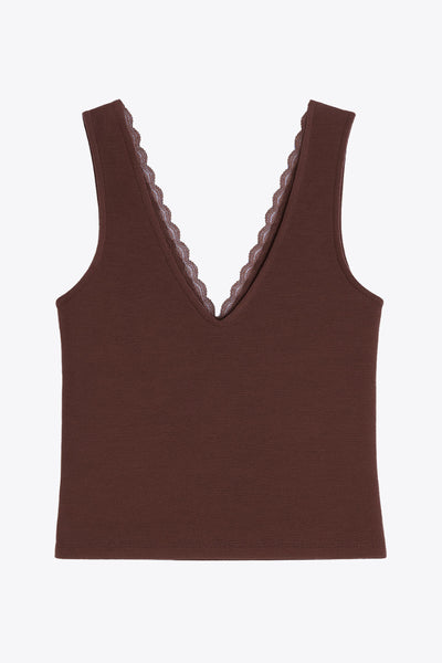 Top de fit ajustado, escote v con encaje en bordes, cortes frontales decorativos con plisados, sin mangas y detalle de textura en tejido.