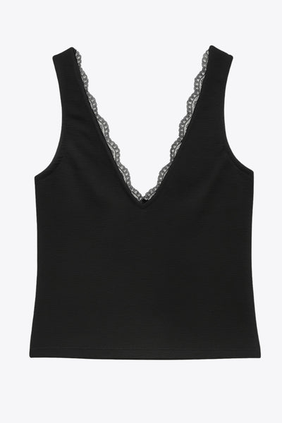 Top de fit ajustado, escote v con encaje en bordes, cortes frontales decorativos con plisados, sin mangas y detalle de textura en tejido.