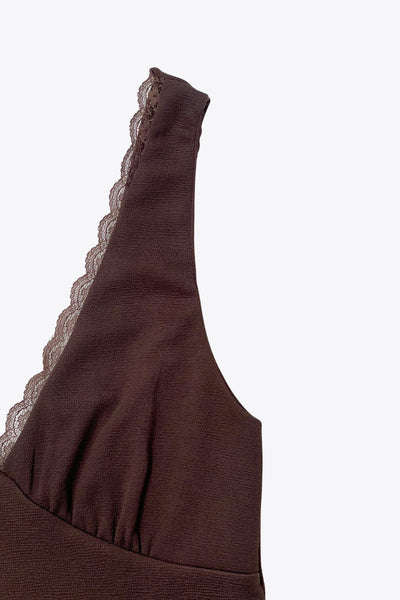 Top de fit ajustado, escote v con encaje en bordes, cortes frontales decorativos con plisados, sin mangas y detalle de textura en tejido.