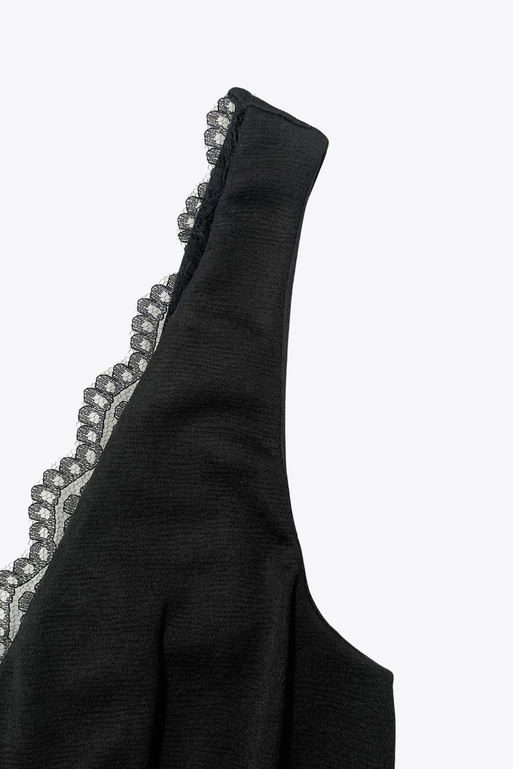 Top de fit ajustado, escote v con encaje en bordes, cortes frontales decorativos con plisados, sin mangas y detalle de textura en tejido.