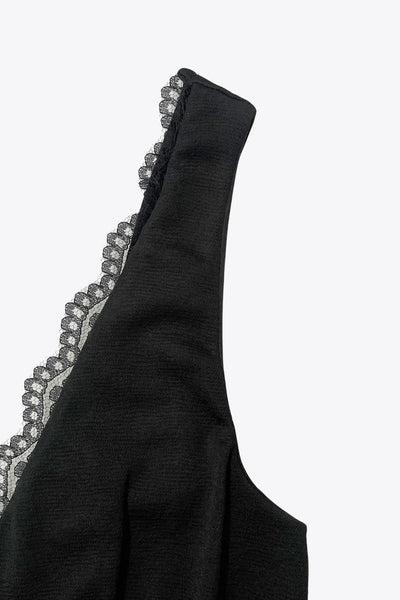 Top de fit ajustado, escote v con encaje en bordes, cortes frontales decorativos con plisados, sin mangas y detalle de textura en tejido.