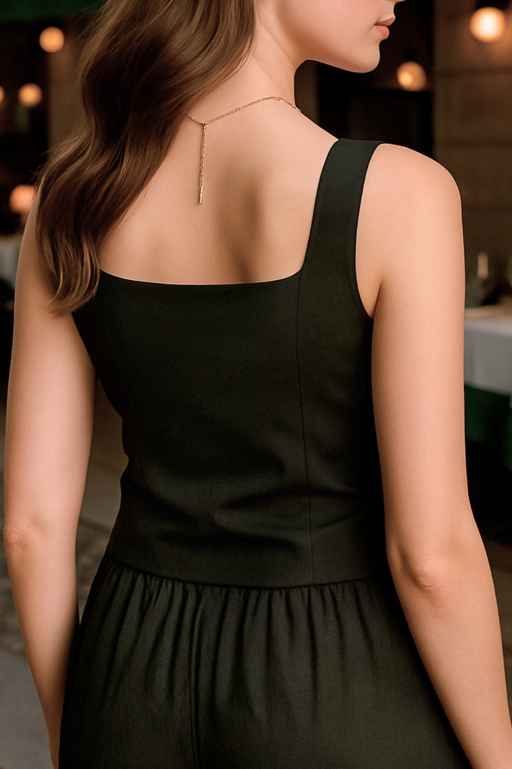 Top corto ajustado, sin mangas, de escote cuadrado, bajo frontal con abetura y hilera de botones en contraste.