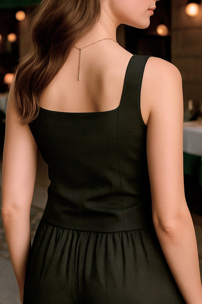 Top corto ajustado, sin mangas, de escote cuadrado, bajo frontal con abetura y hilera de botones en contraste.