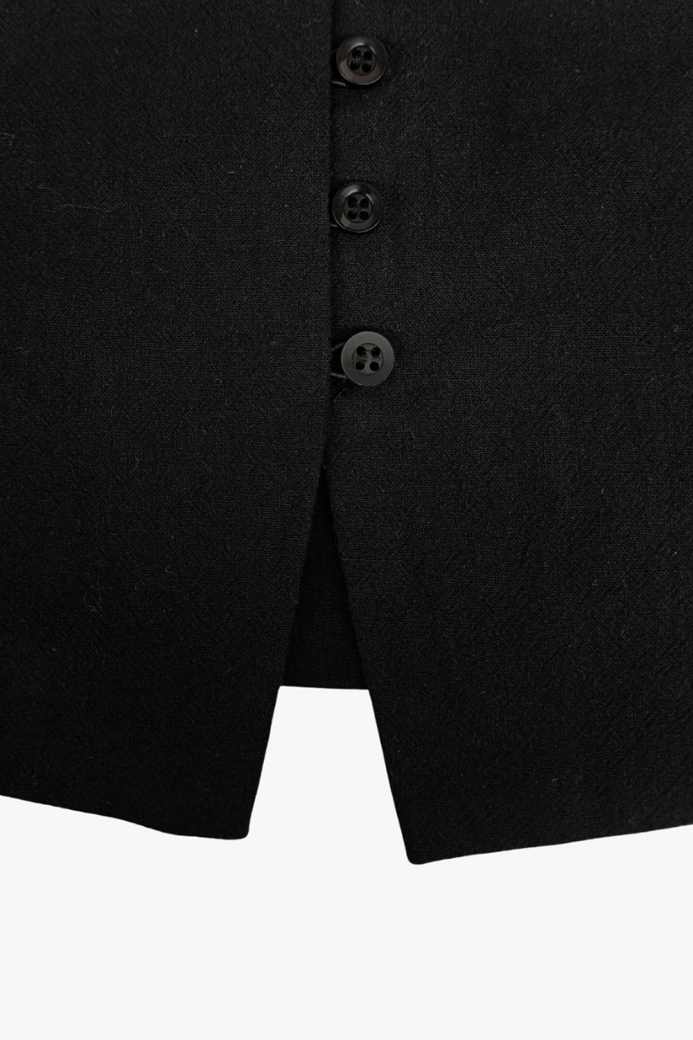 Top corto ajustado, sin mangas, de escote cuadrado, bajo frontal con abetura y hilera de botones en contraste.