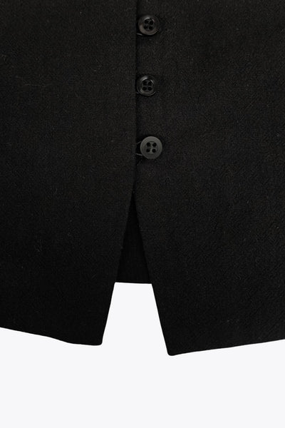 Top corto ajustado, sin mangas, de escote cuadrado, bajo frontal con abetura y hilera de botones en contraste.