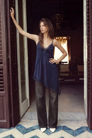 Blusa fluida larga de tirantes delgados ajustables, escote v con escote decorativo en contraste, cut out diagonal y bajo asimétrico frontal.