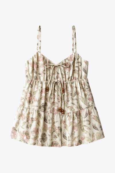 Top de tirantes delgados ajustables, estampado floral, corte en a, capas con olanes en bajo, escote v redondeado con plisados y cut out, abertura frontal y cierre con lazos amarrables. Detalle de fruncido en espalda y detalle decorativo en lazos.