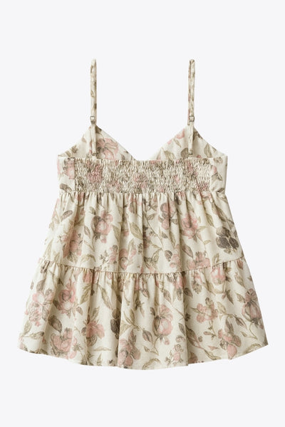 Top de tirantes delgados ajustables, estampado floral, corte en a, capas con olanes en bajo, escote v redondeado con plisados y cut out, abertura frontal y cierre con lazos amarrables. Detalle de fruncido en espalda y detalle decorativo en lazos.