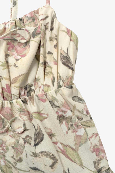 Top de tirantes delgados ajustables, estampado floral, corte en a, capas con olanes en bajo, escote v redondeado con plisados y cut out, abertura frontal y cierre con lazos amarrables. Detalle de fruncido en espalda y detalle decorativo en lazos.