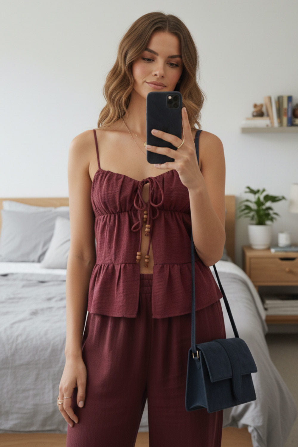 Top de lino, tirantes delgados ajustables, corte en a, capas con olanes en bajo, escote v redondeado con plisados y cut out, abertura frontal y cierre con lazos amarrables. Detalle de fruncido en espalda y detalle decorativo en lazos.