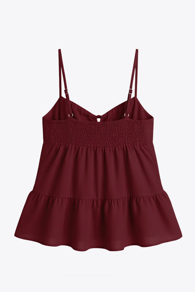 Top de lino, tirantes delgados ajustables, corte en a, capas con olanes en bajo, escote v redondeado con plisados y cut out, abertura frontal y cierre con lazos amarrables. Detalle de fruncido en espalda y detalle decorativo en lazos.