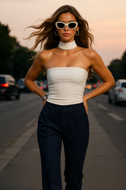 Top tubo de fit ajustado, escote recto, plisados en costados y detalle decorativo posterior de choker.