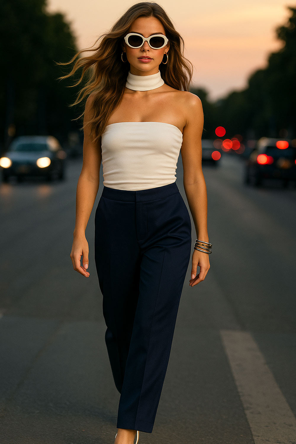 Top tubo de fit ajustado, escote recto, plisados en costados y detalle decorativo posterior de choker.