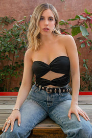 Top tubo corto de fit ajustado, escote corazón con doble nudo frontal, detalles plisados y cut out frontal.